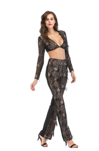 Détail de l'ensemble deux pièces en dentelle noire avec haut col en V et pantalon évasé