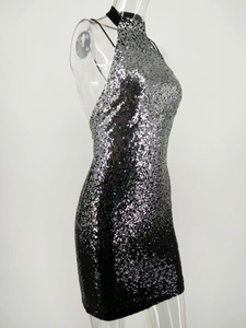 Detail der silber-schwarzen Farbverlauf-Pailletten an einem rückenfreien Minikleid