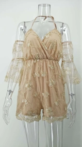 Détail de combishort en dentelle abricot avec broderie florale et manches cloche évasées