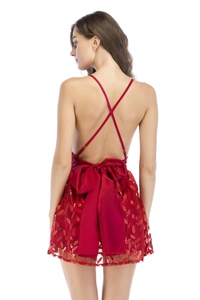 Détail du dos d'une robe rouge à paillettes avec un grand nœud en satin et des lacets