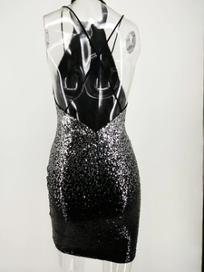 Detail des rückenfreien Designs beim Minikleid mit Pailletten und Farbverlauf