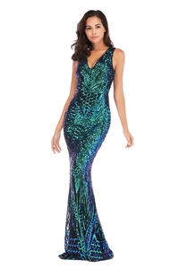 Dettaglio dell'abito da sera con paillettes verde scuro, scollo a V profondo e taglio a sirena