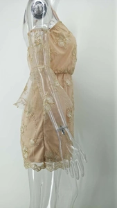 Détail de la dentelle florale champagne doré et des manches évasées sur cette robe