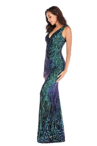 Dettaglio dell'abito da sera a sirena senza maniche con scollo a V e paillettes verdi