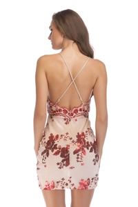 Dettaglio delle spalline incrociate e ricami in paillettes floreali rosse sul retro dell'abito