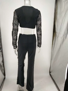 Détail des manches en dentelle et mesh noir avec sequins sur l'ensemble deux pièces