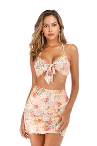Détail d'un ensemble deux pièces à fleurs et paillettes avec haut licou et mini-jupe