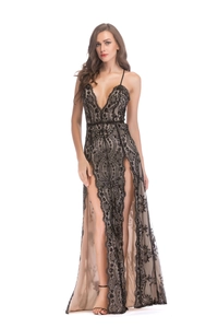 Détail de la broderie en paillettes noires sur une robe de soirée à double fente sexy