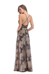 Détail de la robe de soirée avec dentelle à paillettes noires et bretelles croisées