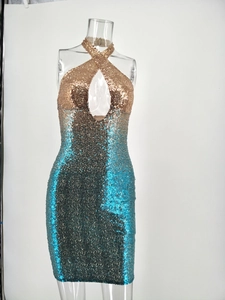 Vue détaillée de la robe dos nu à paillettes avec découpe et effet dégradé