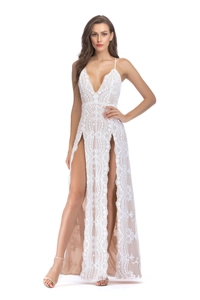 Détail de la fente haute sur robe de soirée en dentelle blanche avec motifs crochet