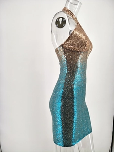 Détails des paillettes dégradées du marron doré au bleu lagon sur la robe dos nu