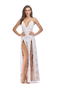Détail d'une robe de soirée en dentelle florale blanche avec fente haute et broderie