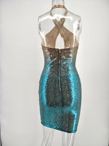 Détails des lanières croisées et paillettes sur la robe dégradée champagne et bleu