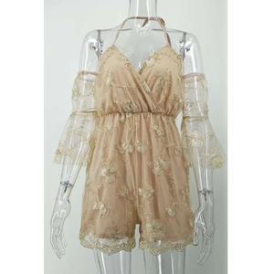 Combishort sexy en dentelle champagne avec licou, broderies florales et manches cloches
