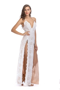 Détail de la robe de soirée en dentelle florale blanche avec fente haute et col en V