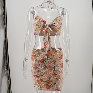 Détail d'un ensemble deux pièces à fleurs et paillettes avec haut dos nu et mini-jupe