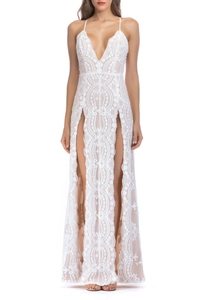 Détails de la robe de soirée en dentelle blanche avec décolleté en V et fentes hautes
