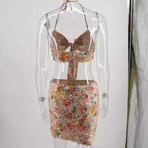 Détail d'un ensemble fleuri à paillettes avec haut dos nu et mini-jupe à taille haute