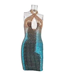Mini robe sexy à paillettes dégradées or et bleu avec licou et découpe sur la poitrine