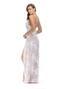 Détail d'une robe de soirée avec broderie florale blanche et fente latérale haute
