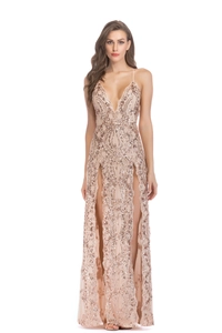Détail de la robe de soirée à paillettes champagne montrant le décolleté en V élégant