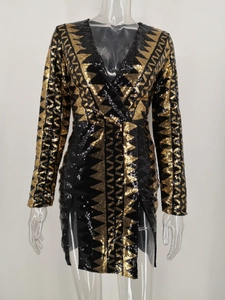Nahaufnahme von Pailletten-Minikleid mit tiefem V-Ausschnitt und Gold-Schwarz-Mustern