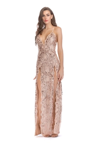 Gros plan des paillettes or rose étincelantes et de la fente haute sur la robe de soirée