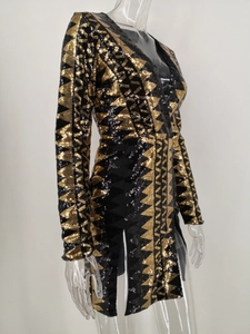 Detailansicht der Pailletten mit geometrischem Muster am langärmeligen schwarz-goldenen Kleid