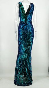 Dettaglio dei ricami in paillettes sull'abito da sera a sirena con scollo a V profondo