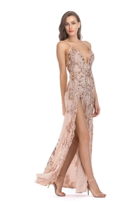 Détail de la broderie à paillettes et fente haute sur la robe de soirée dorée