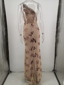 Detailansicht von roségoldenen Pailletten und Mesh-Gewebe auf champagnerfarbenem Abendkleid