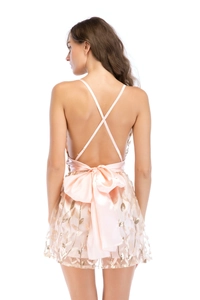 Détail de la robe rose champagne avec bretelles croisées et grand nœud en satin