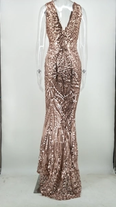 Dettaglio dell'abito da sera in paillettes oro rosa con motivi geometrici a onde