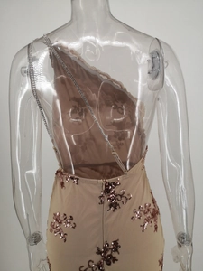 Detailansicht der Rückseite des Pailletten-Abendkleids mit Strass-Träger und Reißverschluss