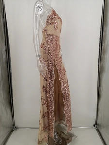 Detailaufnahme einer rosévergoldeten Pailletten-Abendrobe mit One-Shoulder-Schnitt und Schlitz