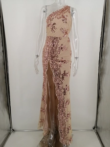 Detail des rosé-goldenen Pailletten-Abendkleids mit One-Shoulder-Design und Beinschlitz