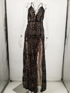 Détail de robe de soirée à paillettes noires avec décolleté en V et fente haute