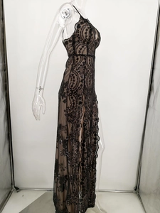 Détail de la robe de soirée à paillettes noires avec fente haute et dos nu chic