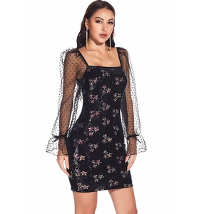 Détail du motif à paillettes et manches en tulle transparent avec poignets volantés