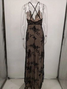 Détails de broderie de paillettes noires sur robe de soirée en maille transparente
