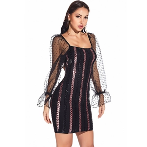 Enges schwarzes Minikleid mit Netzärmeln, Polka Dots und roségoldenen Paillettenstreifen
