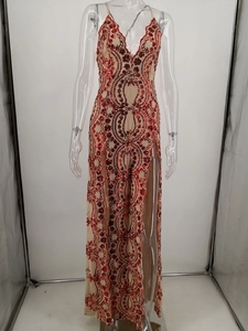 Détails de paillettes rouges scintillantes et broderie géométrique sur une robe de soirée