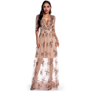 Détail de la broderie à paillettes or rose sur la robe de soirée champagne en tulle fin