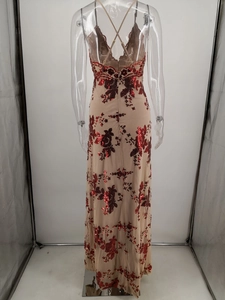 Détails de la broderie florale en paillettes rouges sur une robe de soirée en tulle