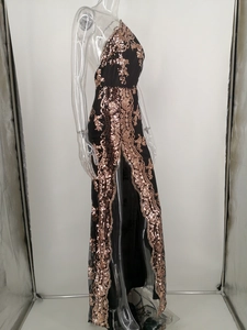 Detail der roségoldenen Paillettenstickerei und Seitenschlitz am sexy schwarzen Abendkleid
