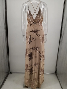 Détail du dos de la robe de soirée à paillettes champagne avec fines bretelles croisées