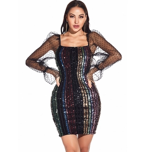Robe moulante à paillettes rayée avec manches bouffantes en mesh transparent à pois
