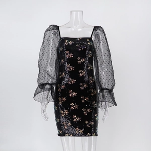Détail du corps pailleté et des manches bouffantes en tulle à pois sur cette robe