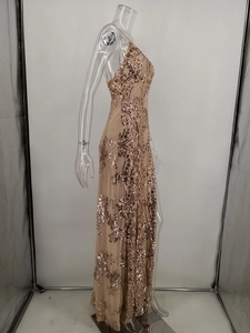 Détail de la broderie en paillettes or rose et fente haute sur la robe de soirée chic